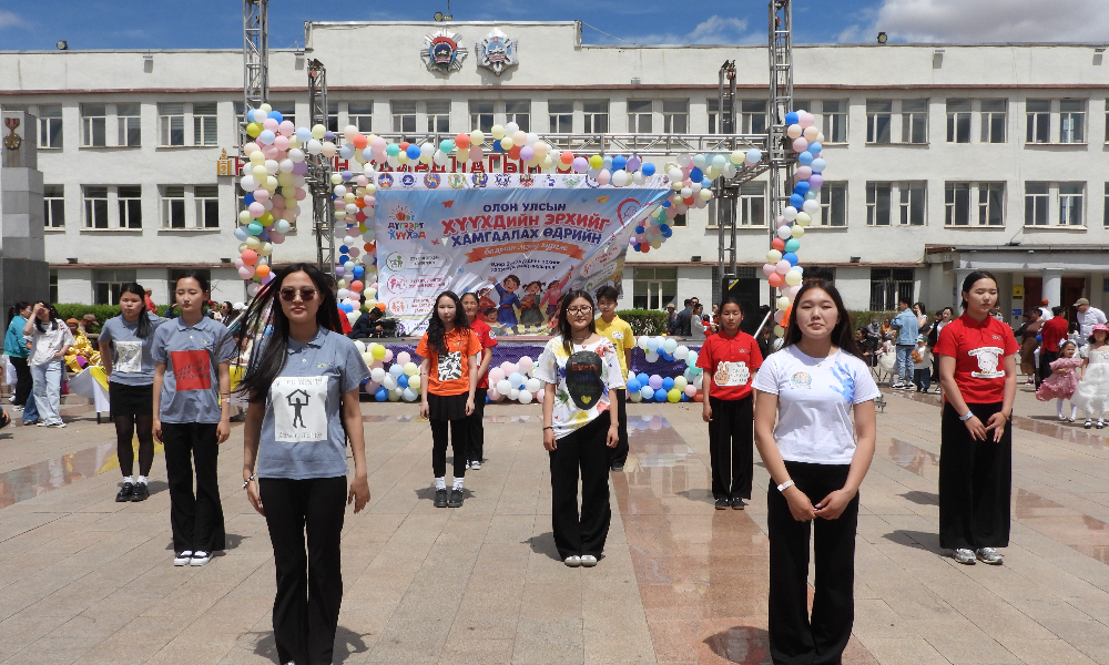 Өдөрлөгт Хүүхдийн оролцооны байгууллагуудын төлөөлөл болон ерөнхий боловсролын 6 сургуулийн 90 гаруй хүүхэд оролцож өөрсдийн үзэл бодол, хүсэл мөрөөдөл, нийгэмд хандах уриалга, хүүхдийн эрхийн талаарх санаа бодлоо футболкон дээрээ бүтээлчээр илэрхийлэн олон нийтэд хүргэв.  